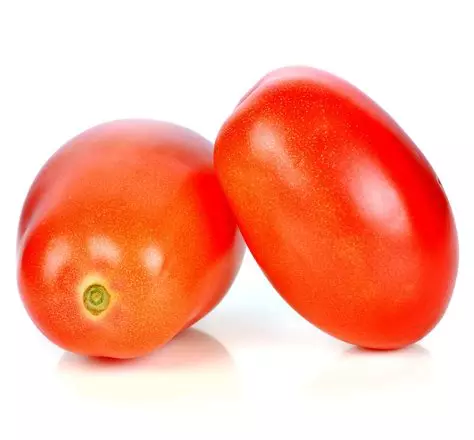 Zwei ovale, intensiv rote Eiertomaten